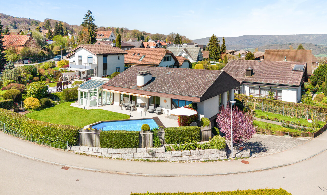 façade avec clôture, terrasse, day time, piscine, et vue résidentielle
