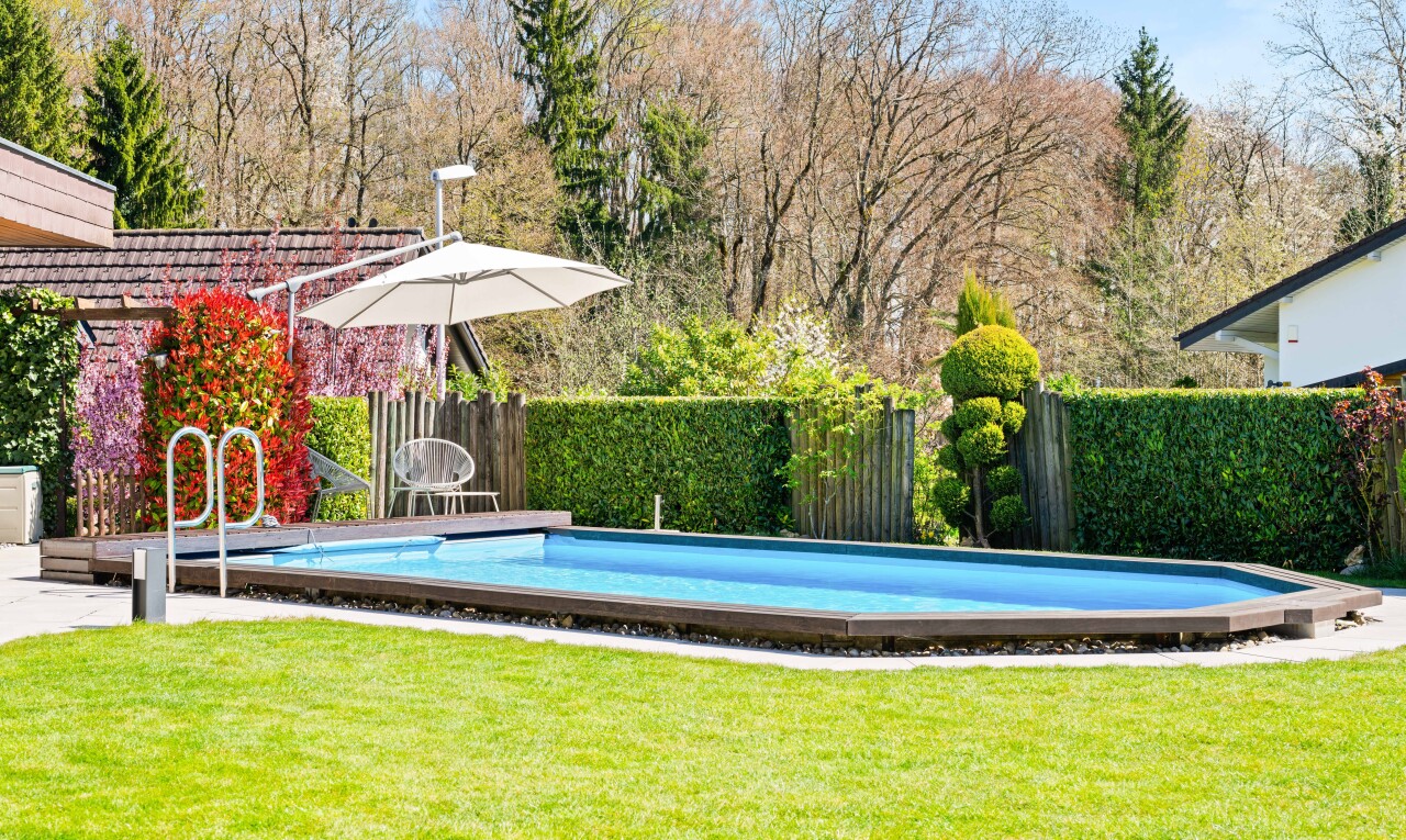 schwimmbad mit day time, schwimmbad, rasen, zaun, und handlauf
