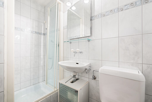 bad mit fliesenwand, tile wall, dusche, spiegel, und komplettes badezimmer