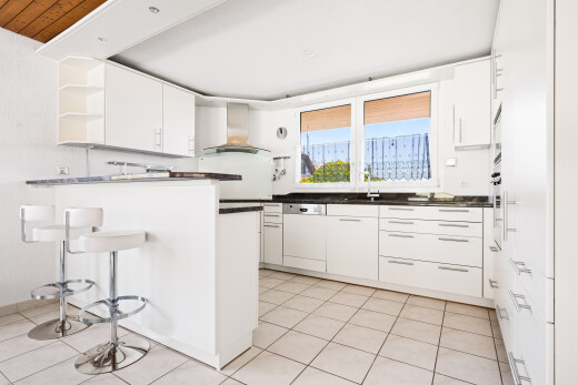 küche mit offene regale, open shelves, weiße schränke, white cabinets, und arbeitsplatten