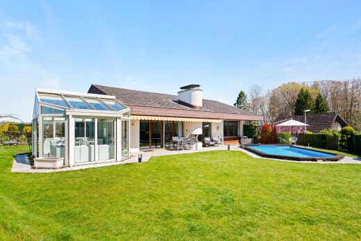 außenansicht mit terrasse, wintergarten, from property, schwimmbad, und day time