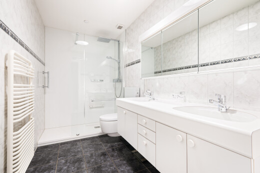 bad mit handtuchwärmer, kühler, doppelwaschtisch, toilette, und komplettes badezimmer