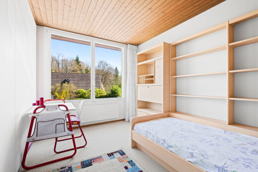 zimmer / schlafzimmer mit holzdecke, wood ceiling, day time, inside property, und teppich