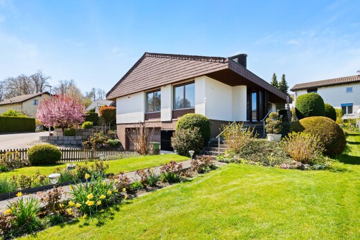 garten mit rasen, day time, property visible, zaun, und treppen