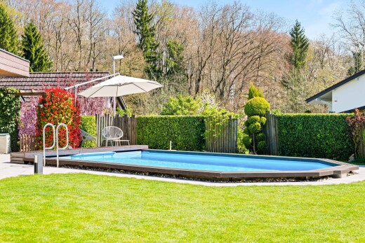 schwimmbad mit day time, schwimmbad, rasen, zaun, und handlauf