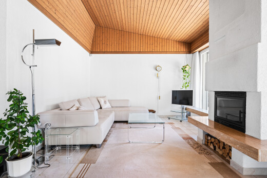 wohnzimmer mit wood ceiling, holzdecke, inside property, vaulted ceiling, und dachschräge