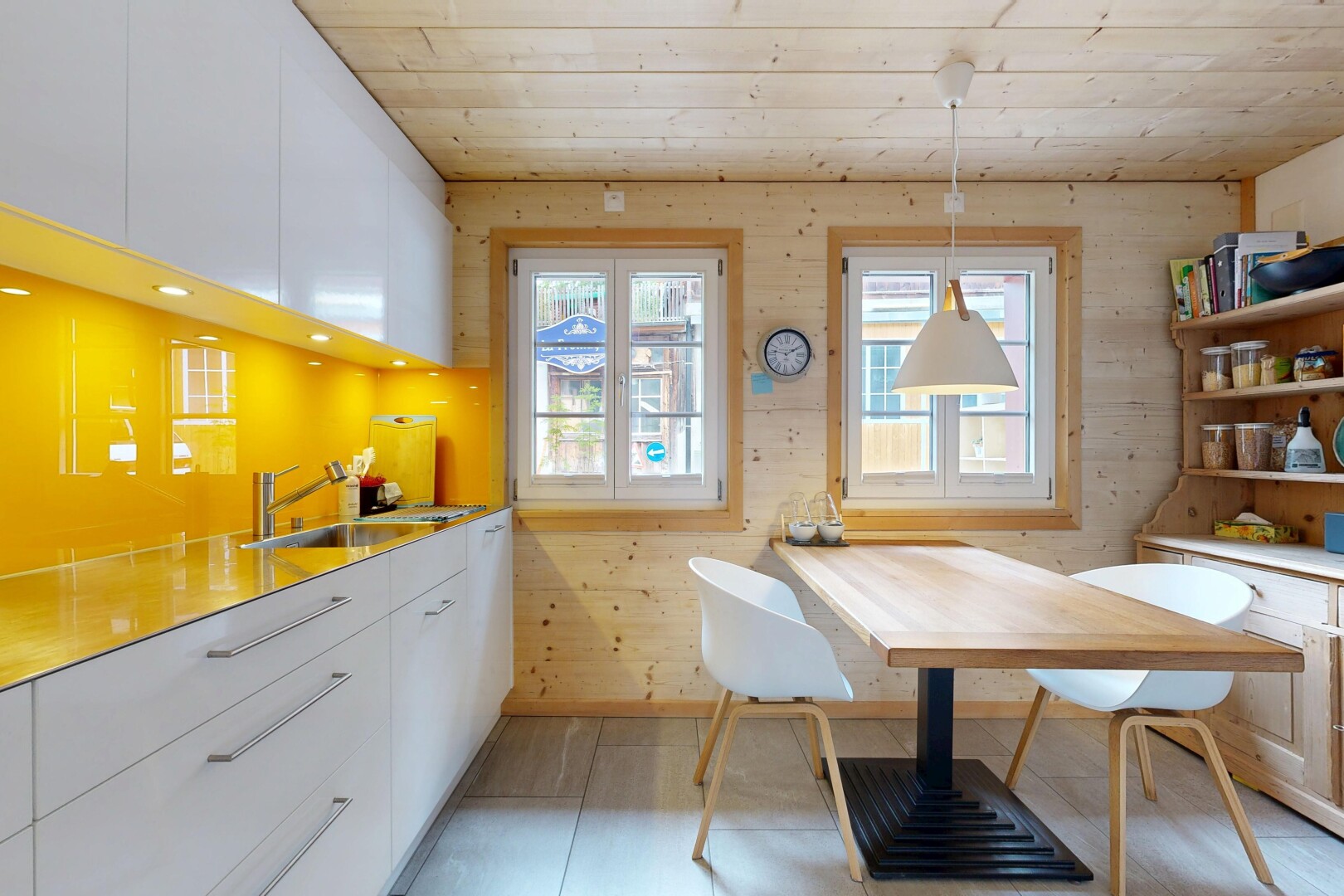 küche mit weiße schränke, white cabinets, natürliches licht, natural light, und light floor