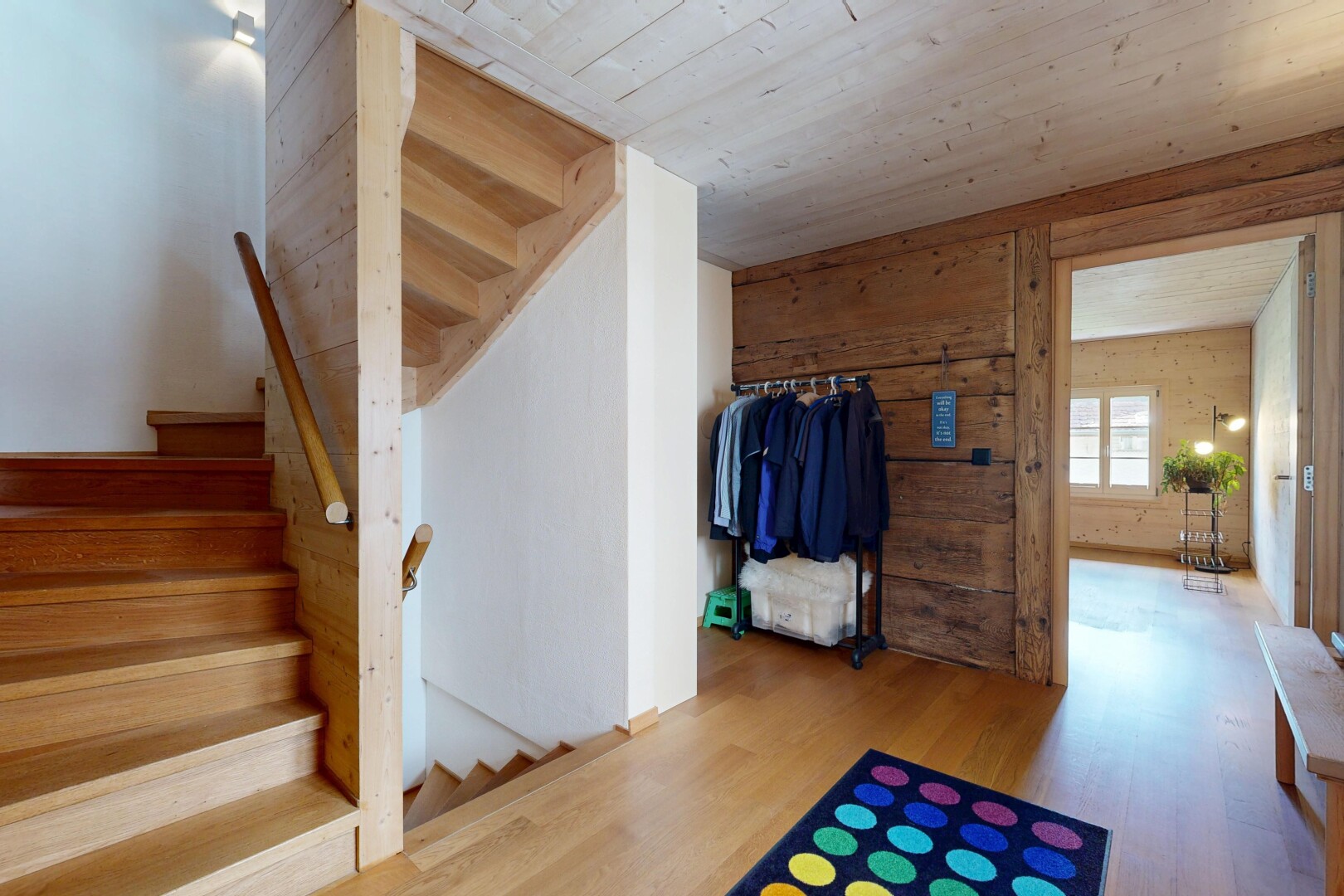 treppe mit holzwand, wood wall, treppen, holzfußboden, und wood finish floor