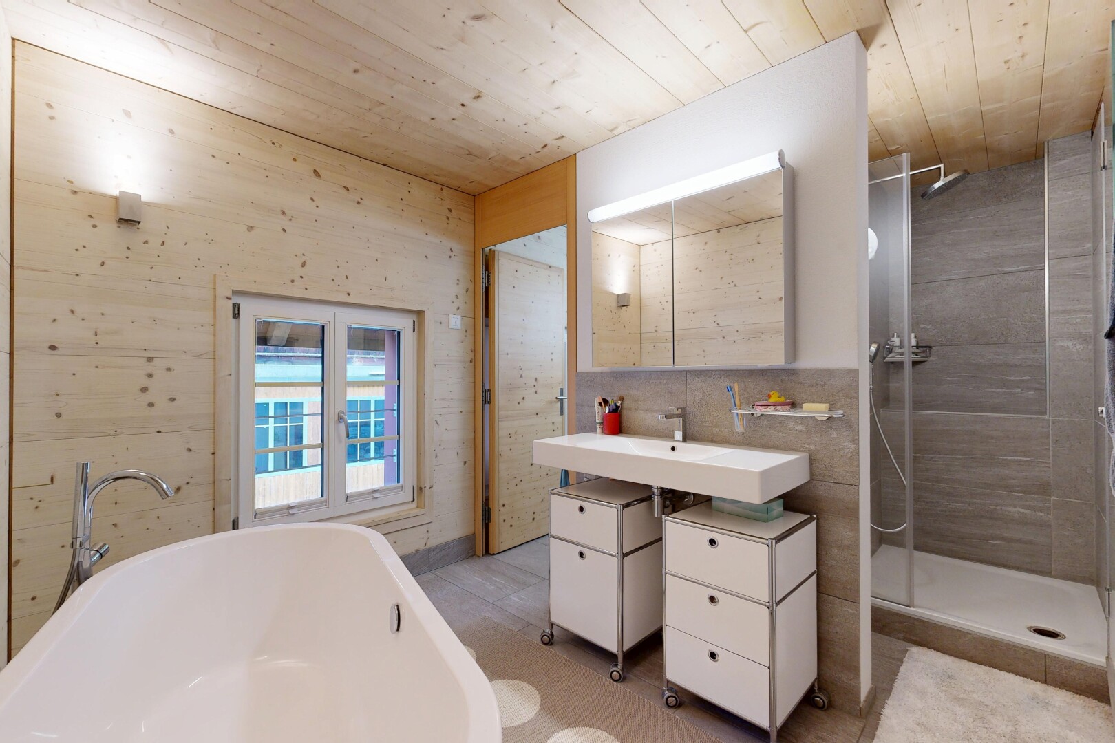 bad mit komplettes badezimmer, spiegel, holzdecke, wood ceiling, und inside property