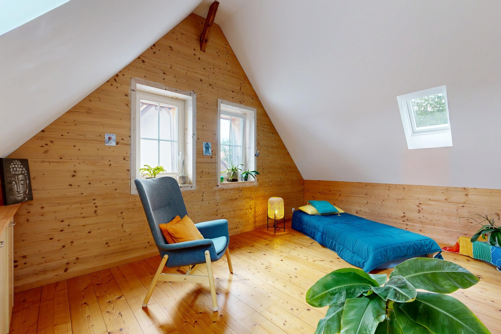 zimmer / schlafzimmer mit dachfenster, holzwand, wood wall, zusätzliches zimmer, und holzfußboden