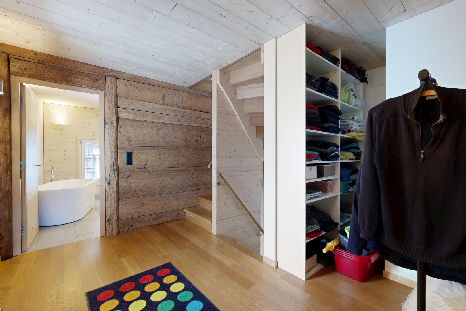 begehbarer kleiderschrank mit holzfußboden, wood finish floor, und light floor