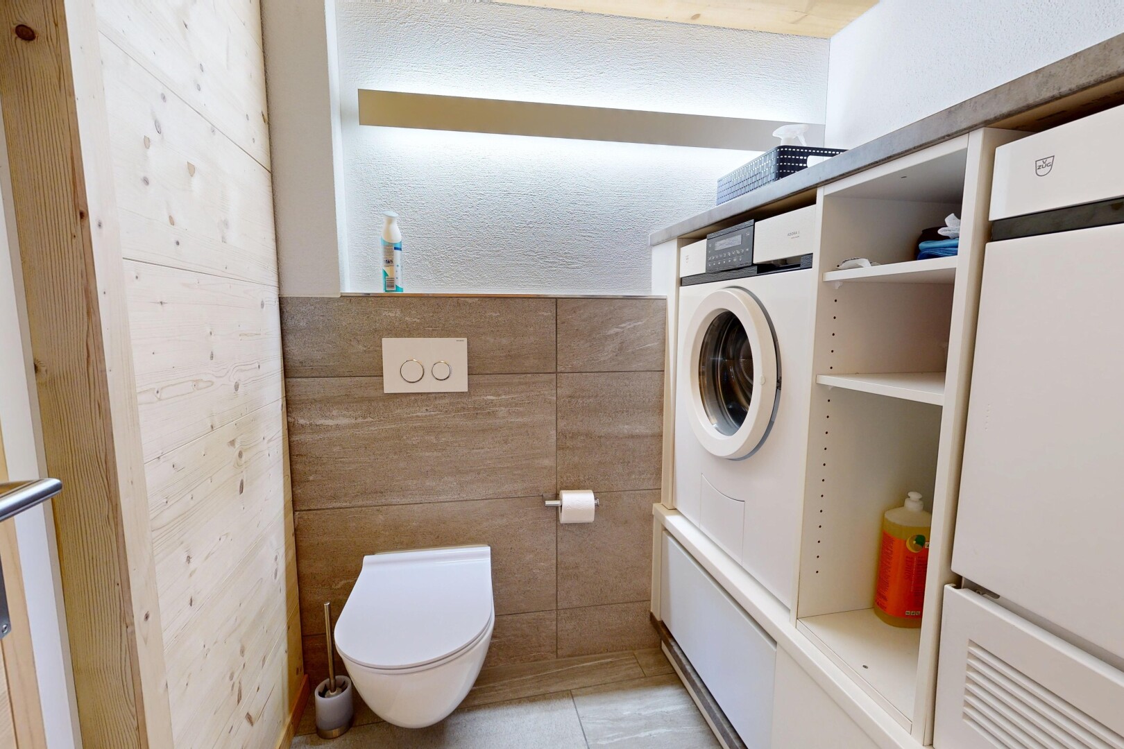 bad mit strukturierte wand, textured wall, inside property, tumbler, und light floor