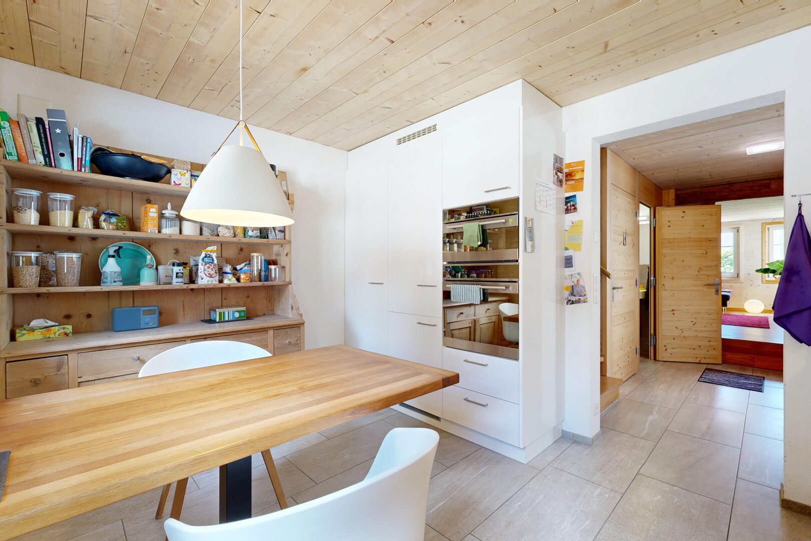 esszimmer mit holzdecke, wood ceiling, inside property, light floor, und gipskartonwand