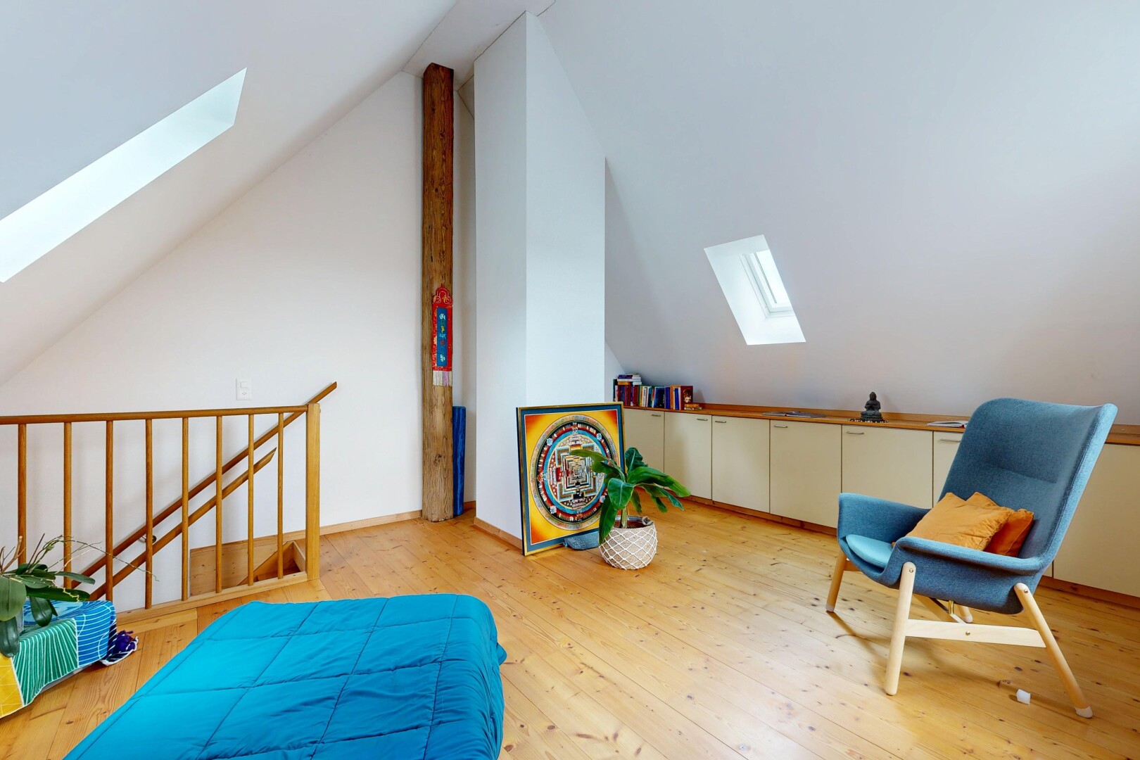 wohnzimmer mit dachfenster, holzfußboden, wood finish floor, gipskartonwand, und drywall