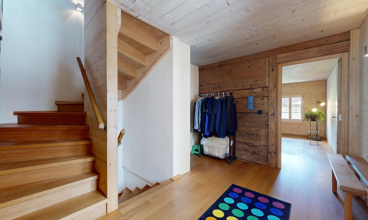 treppe mit holzwand, wood wall, treppen, holzfußboden, und wood finish floor