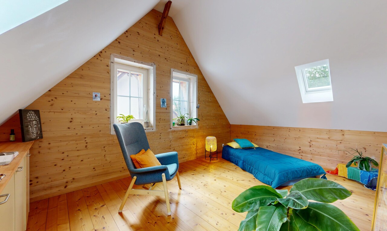 zimmer / schlafzimmer mit dachfenster, holzwand, wood wall, zusätzliches zimmer, und holzfußboden