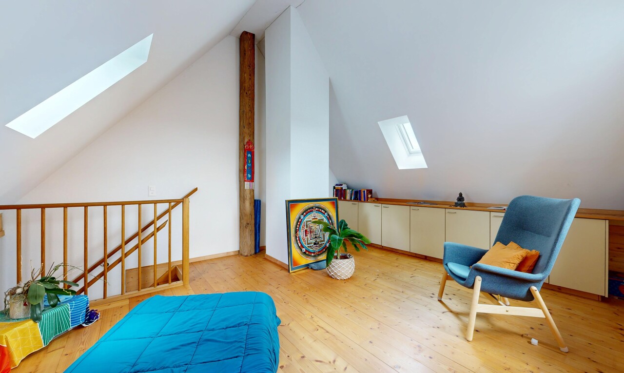 wohnzimmer mit dachfenster, holzfußboden, wood finish floor, gipskartonwand, und drywall