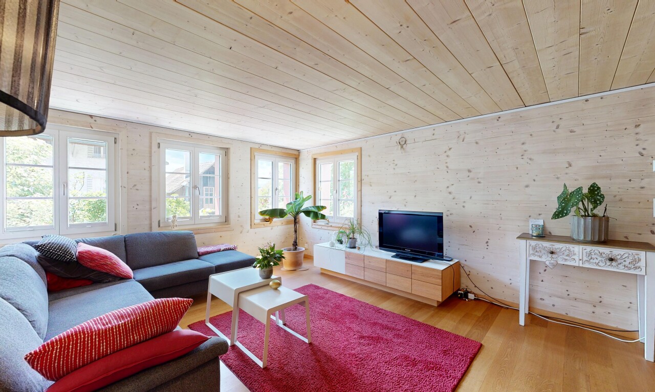 wohnzimmer mit holzdecke, wood ceiling, holzfußboden, wood finish floor, und inside property