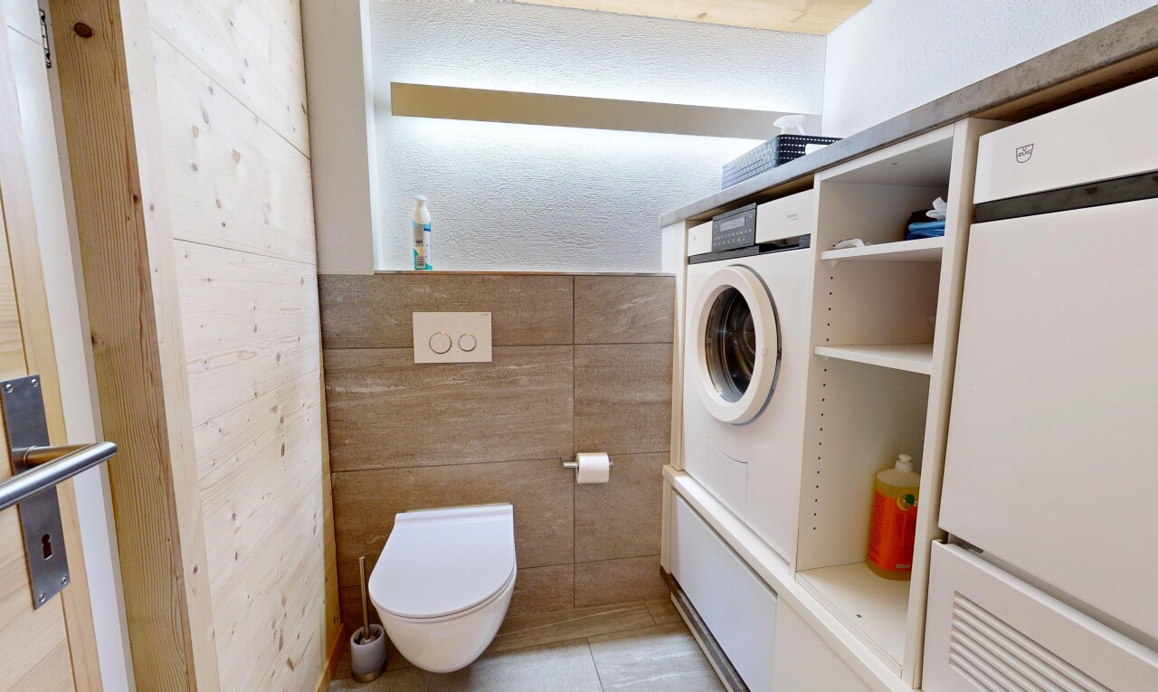 bad mit strukturierte wand, textured wall, inside property, tumbler, und light floor