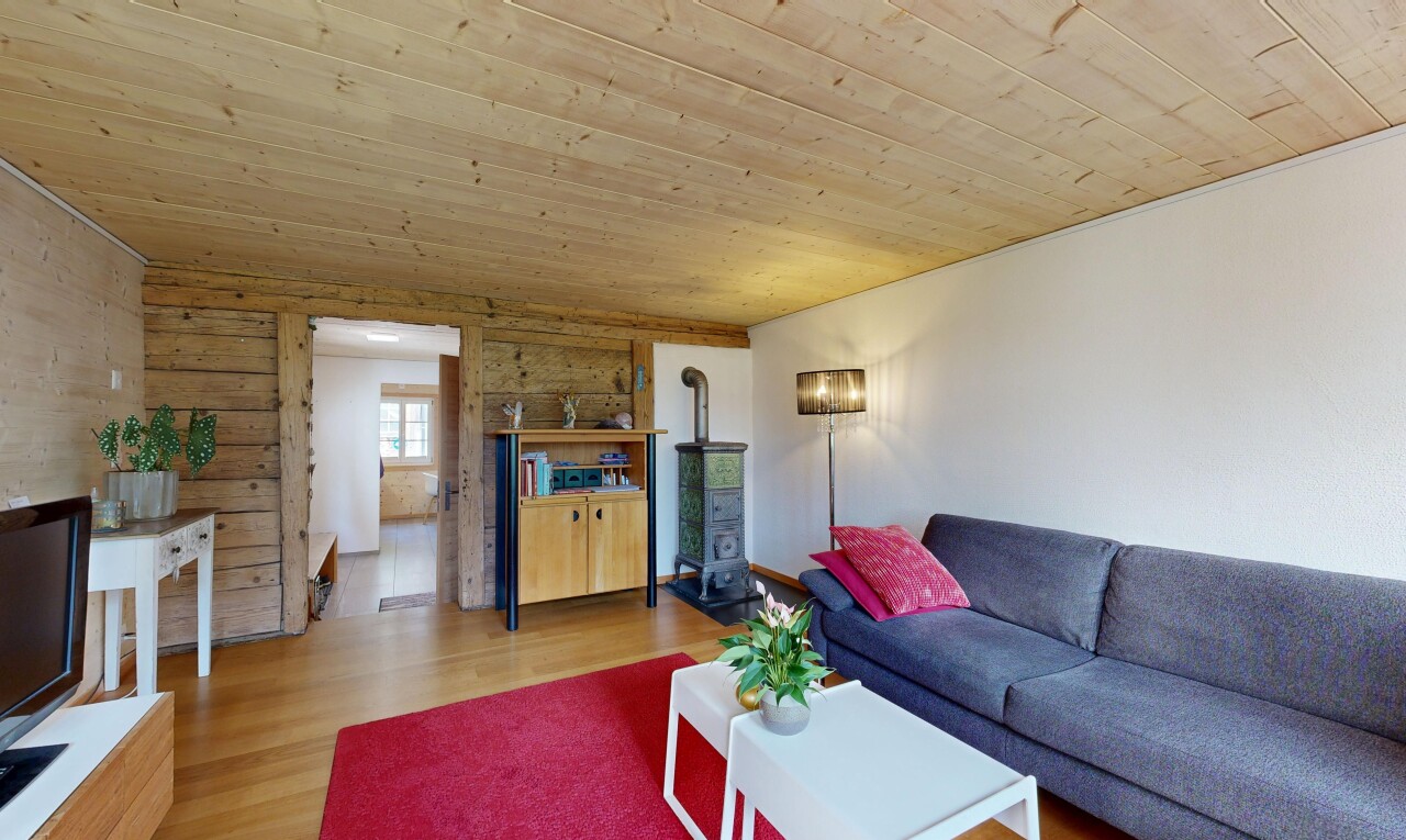 wohnzimmer mit inside property, natürliches licht, natural light, holzfußboden, und wood finish floor