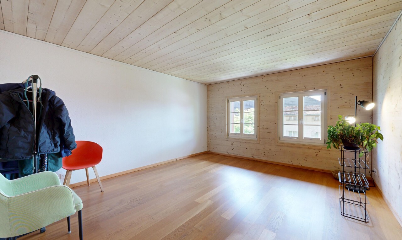 leerer raum mit holzdecke, wood ceiling, natürliches licht, natural light, und gipskartonwand