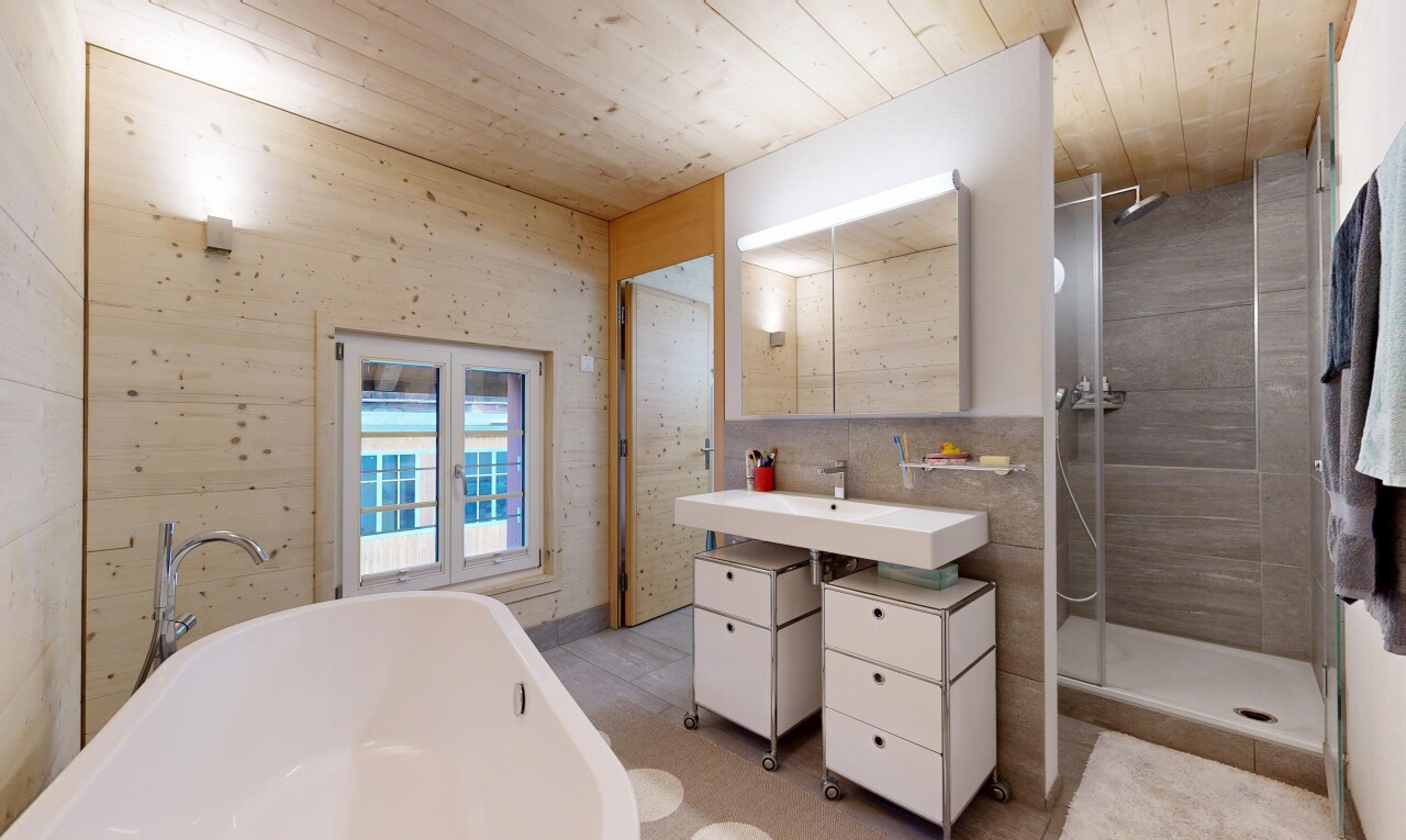 bad mit komplettes badezimmer, spiegel, holzdecke, wood ceiling, und inside property