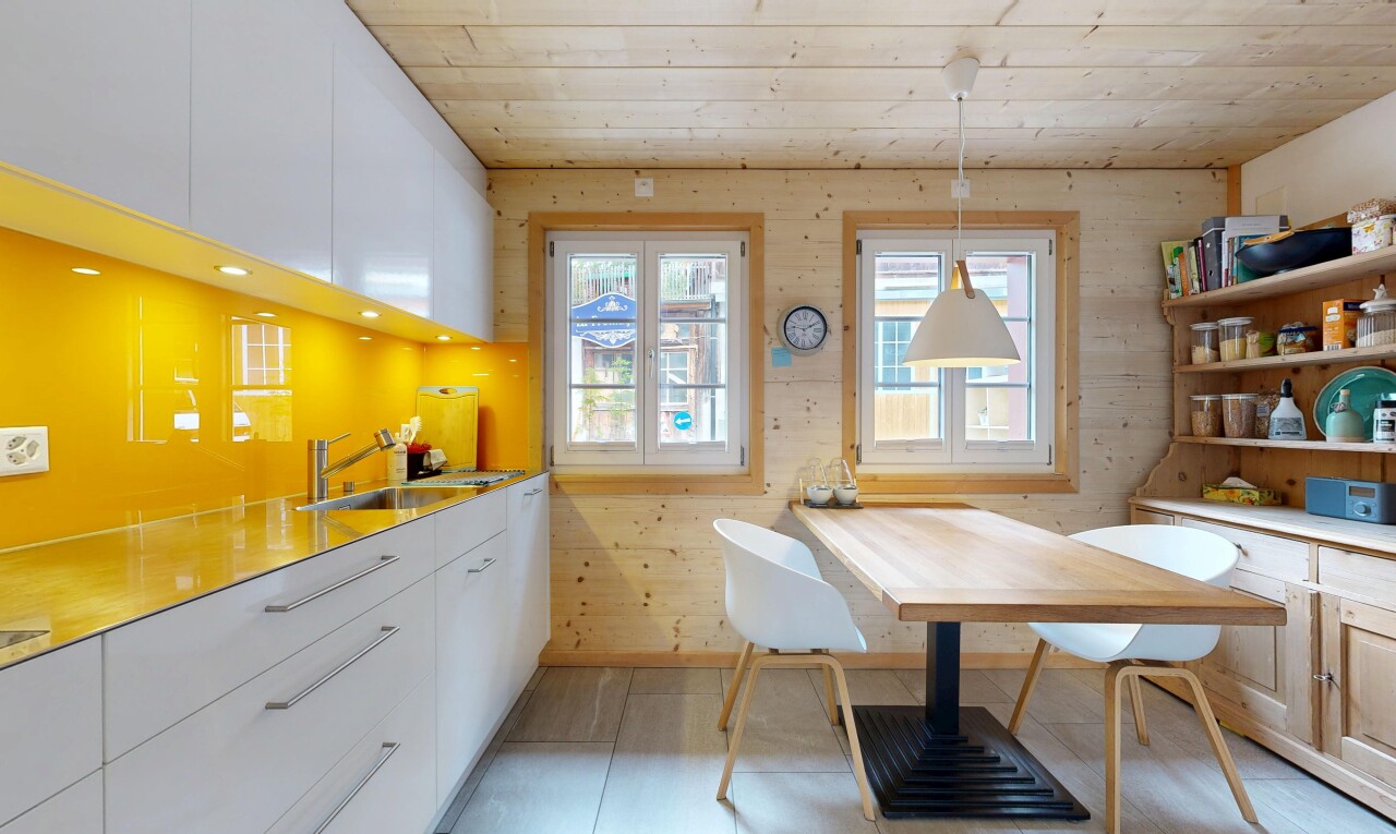 küche mit weiße schränke, white cabinets, natürliches licht, natural light, und light floor