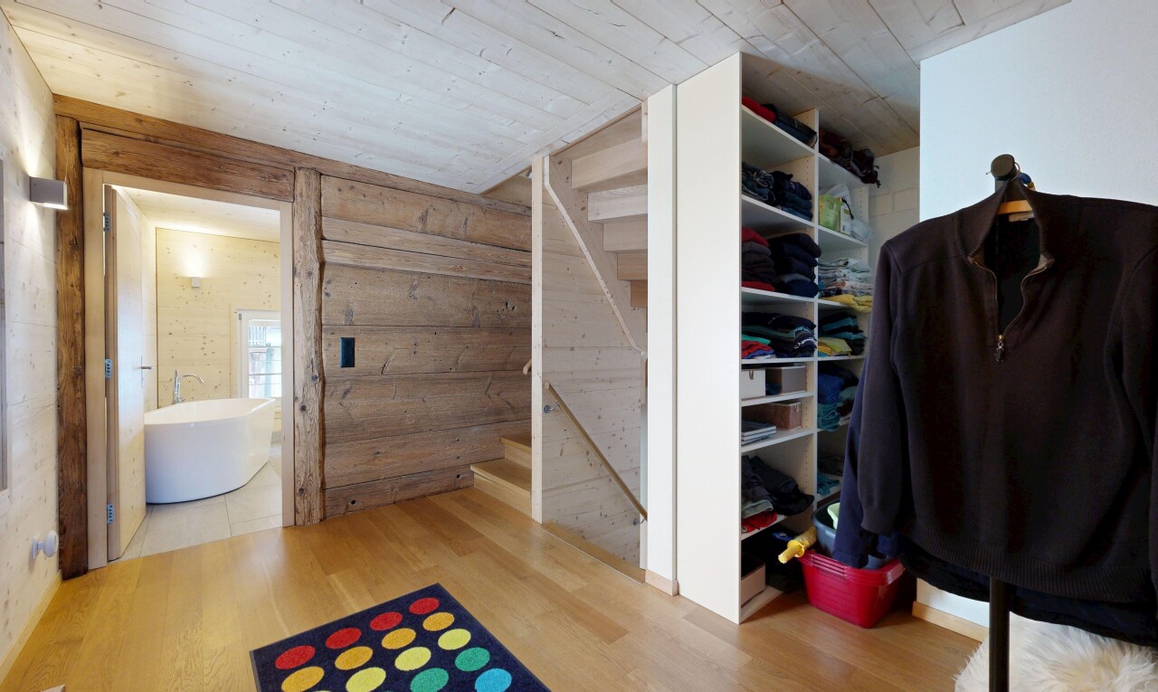 begehbarer kleiderschrank mit holzfußboden, wood finish floor, und light floor