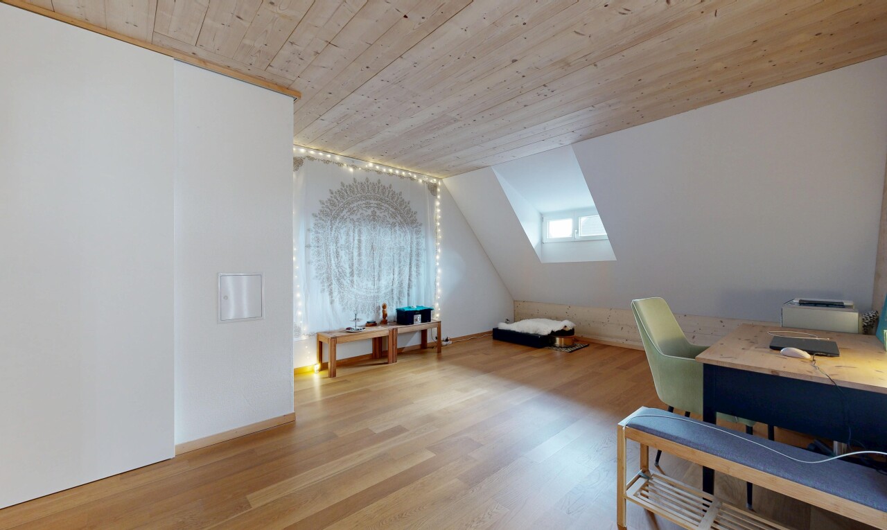 zimmer / schlafzimmer mit holzdecke, wood ceiling, dachschräge, vaulted ceiling, und niedrige decke