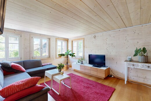 wohnzimmer mit holzdecke, wood ceiling, holzfußboden, wood finish floor, und inside property