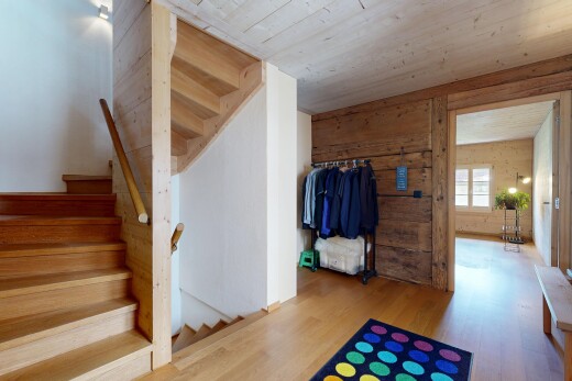 treppe mit holzwand, wood wall, treppen, holzfußboden, und wood finish floor