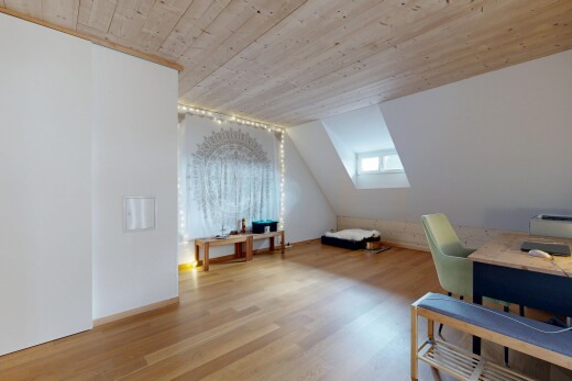 zimmer / schlafzimmer mit holzdecke, wood ceiling, dachschräge, vaulted ceiling, und niedrige decke