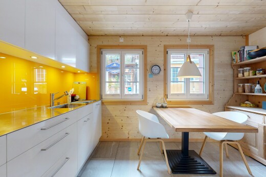 küche mit weiße schränke, white cabinets, natürliches licht, natural light, und light floor