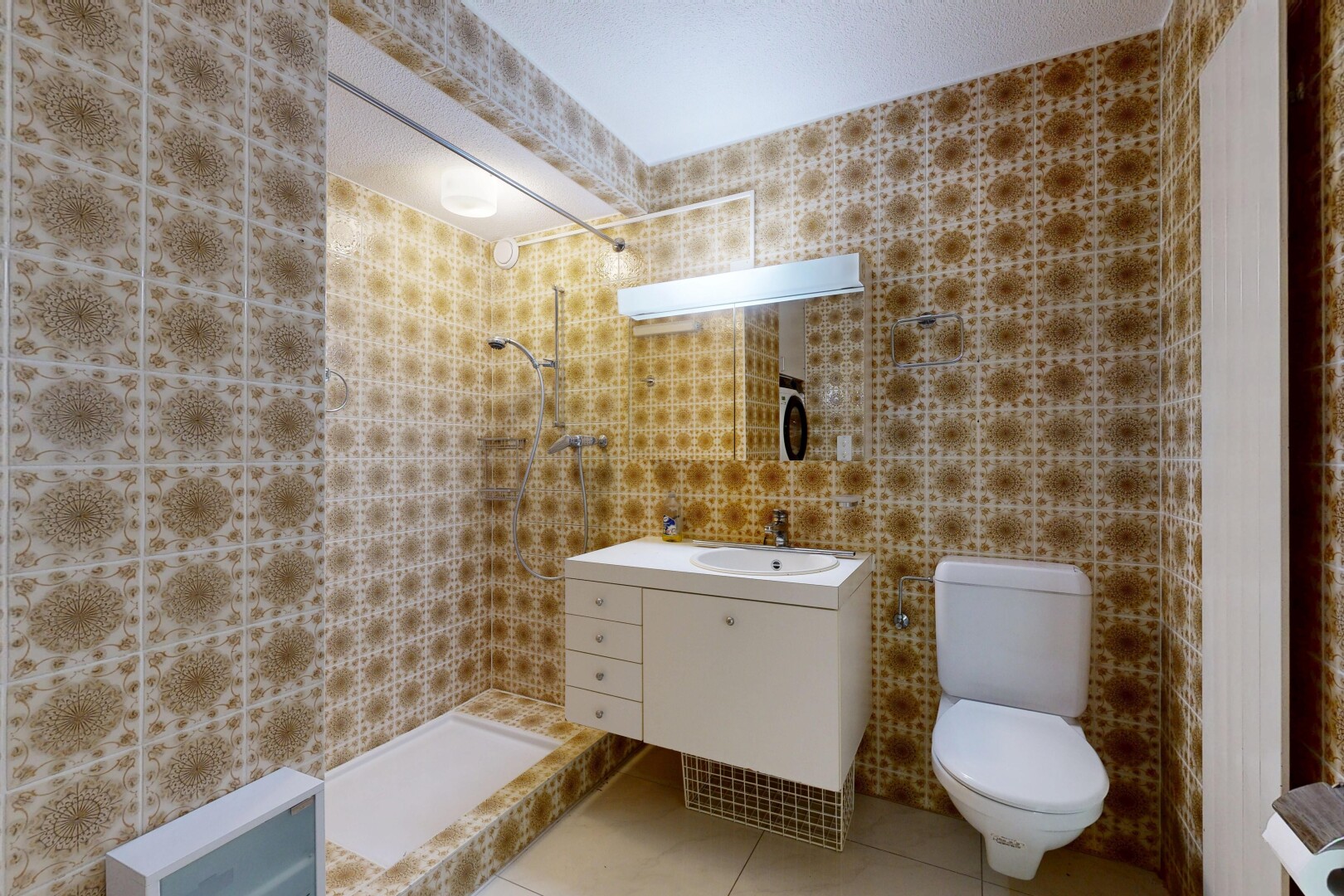 bad mit dusche, komplettes badezimmer, schminktisch, inside property, und fliesenboden