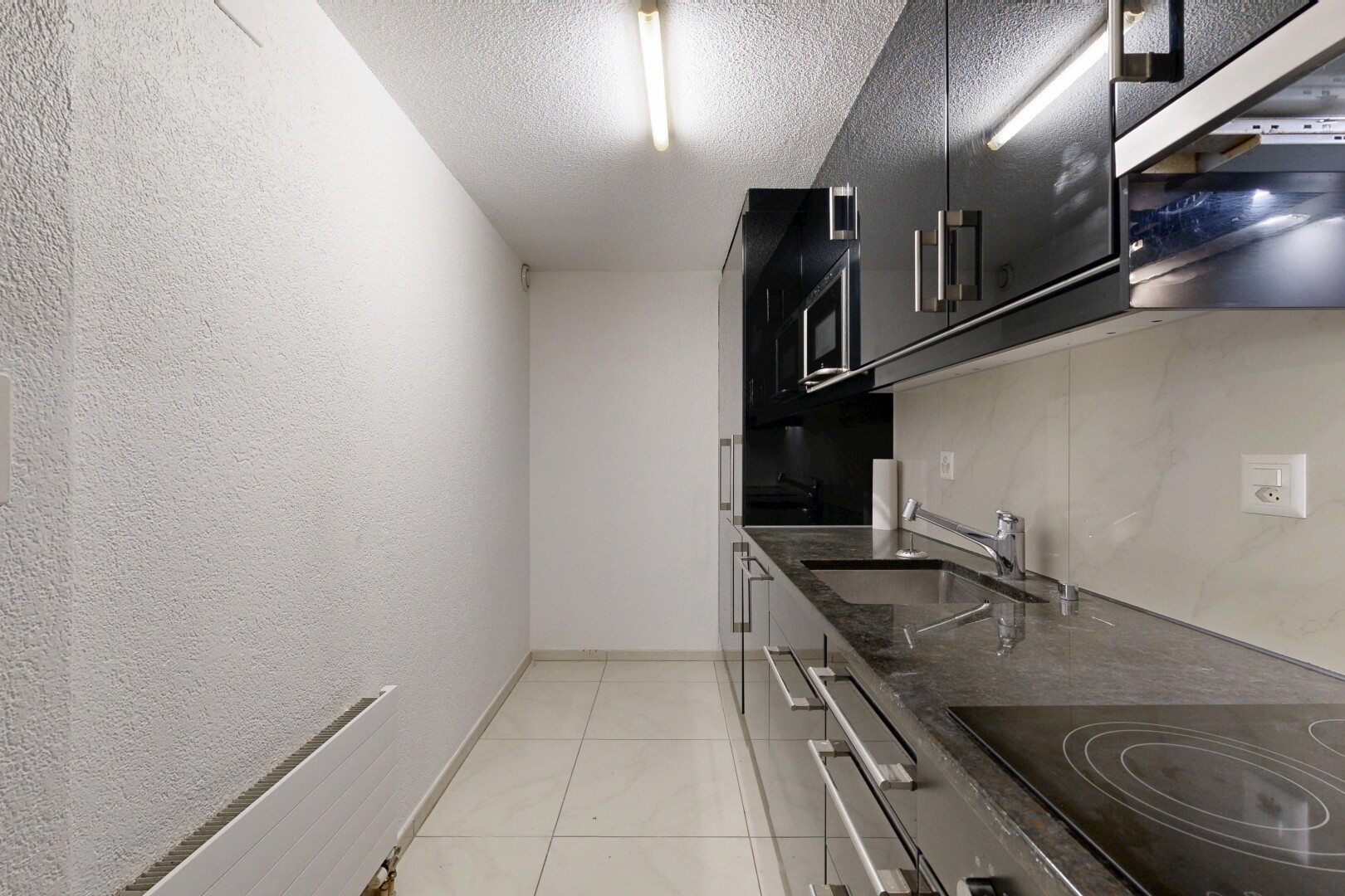 küche mit dark countertops, herd, light floor, stone countertops, und stein arbeitsplatten