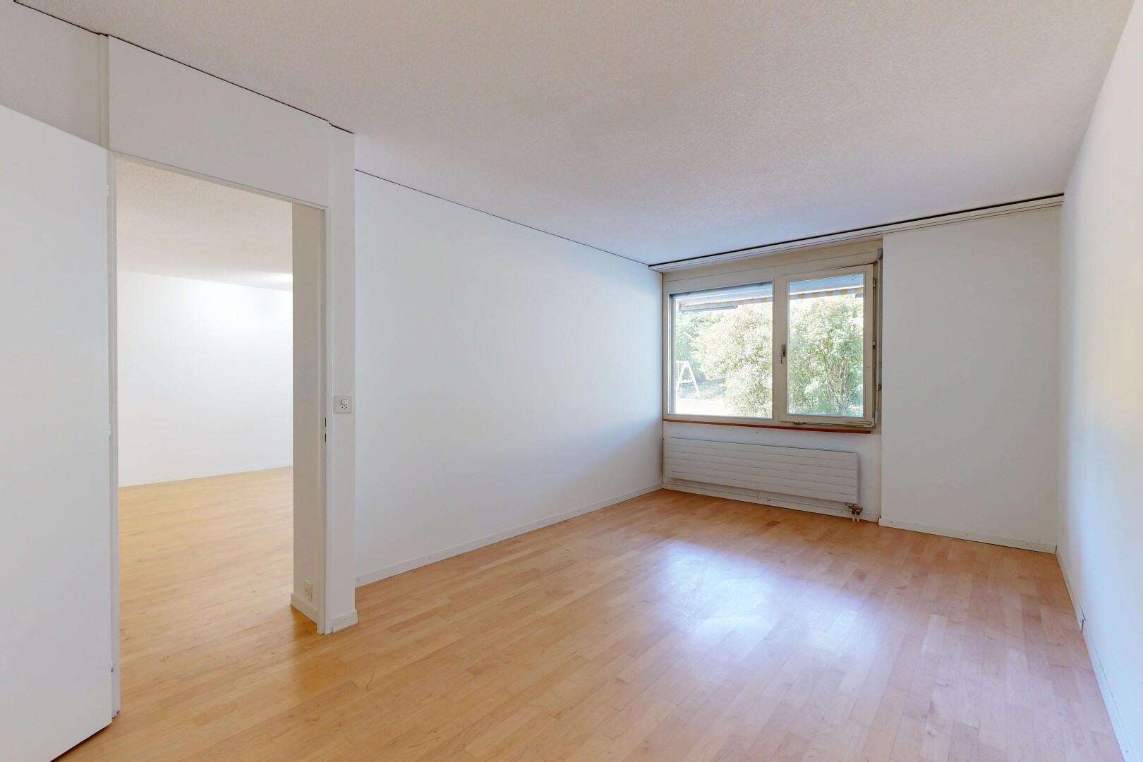 leerer raum mit inside property, kühler, wood finish floor, holzfußboden, und natural light