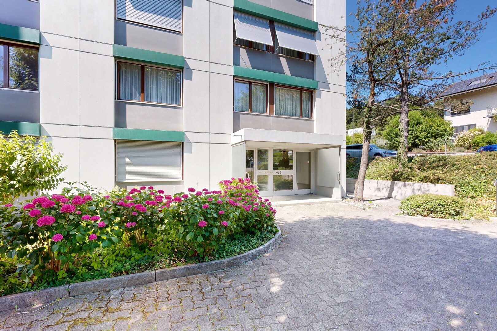 außenansicht mit blick auf wohnanlage, apartment complex view, from community, und day time