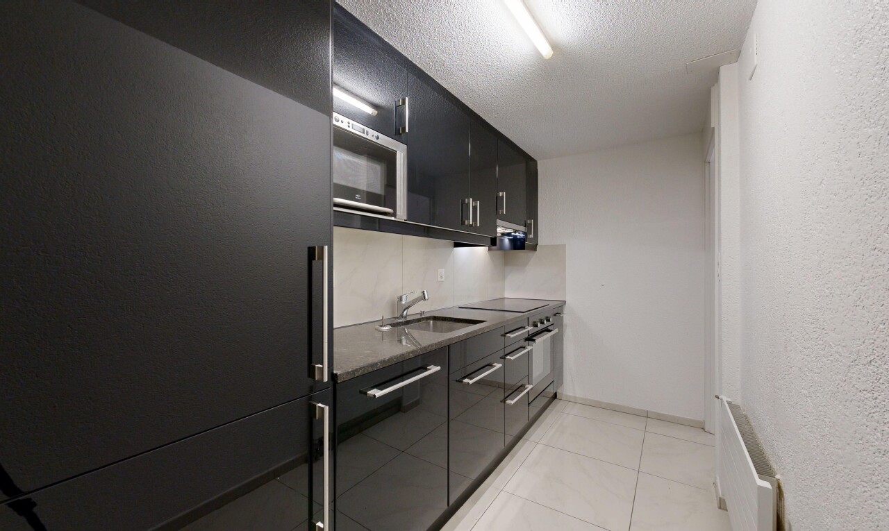 küche mit schwarze schränke, black cabinets, kühlschrank, light floor, und dark countertops