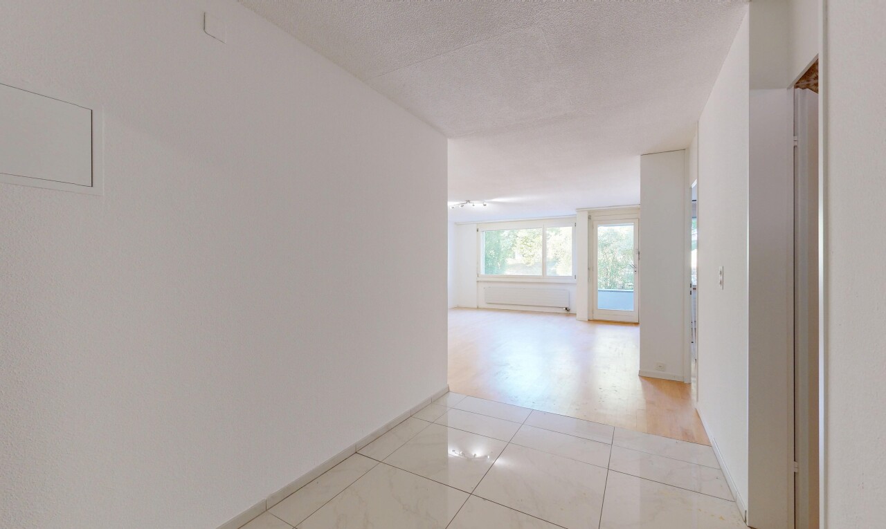 halle / korridor mit drywall, gipskartonwand, inside property, tile floor, und fliesenboden
