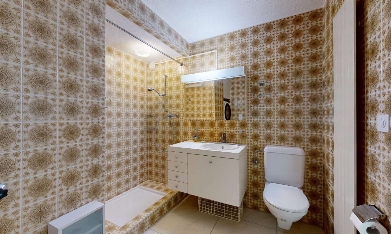 bad mit dusche, komplettes badezimmer, schminktisch, inside property, und fliesenboden