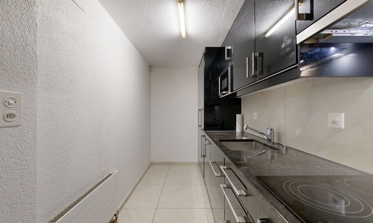 küche mit dark countertops, herd, light floor, stone countertops, und stein arbeitsplatten