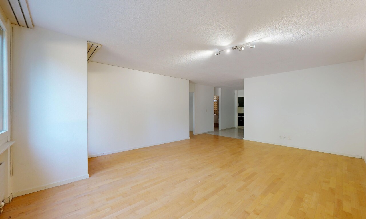 leerer raum mit drywall, gipskartonwand, inside property, wood finish floor, und holzfußboden