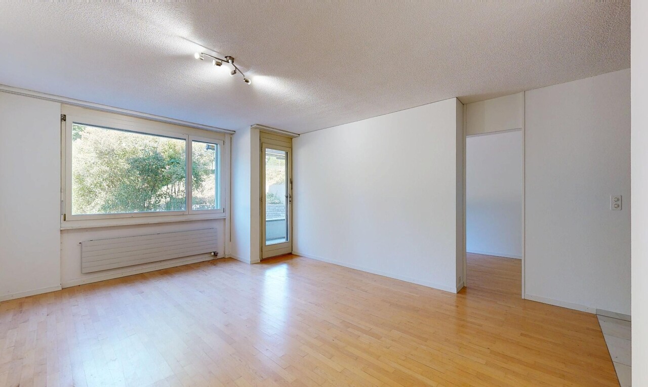 leerer raum mit kühler, inside property, holzfußboden, wood finish floor, und natürliches licht