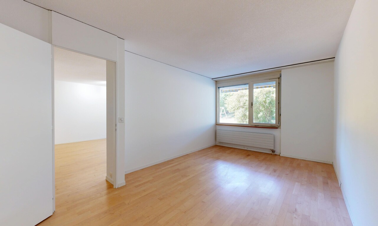leerer raum mit inside property, kühler, wood finish floor, holzfußboden, und natural light