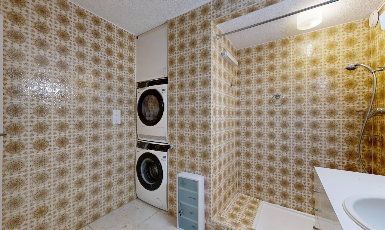 bad mit schminktisch, waschturm, dusche, komplettes badezimmer, und waschbecken