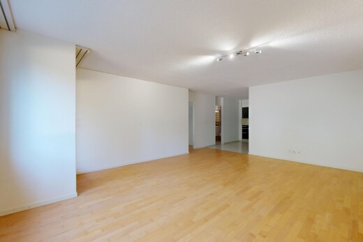 leerer raum mit drywall, gipskartonwand, inside property, wood finish floor, und holzfußboden