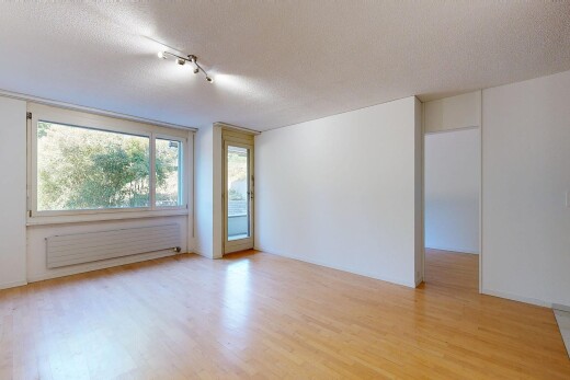 leerer raum mit kühler, inside property, holzfußboden, wood finish floor, und natürliches licht