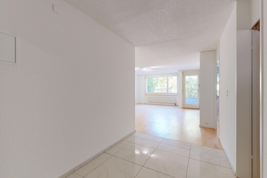 halle / korridor mit drywall, gipskartonwand, inside property, tile floor, und fliesenboden