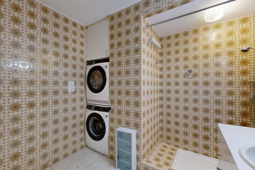 bad mit schminktisch, waschturm, dusche, komplettes badezimmer, und waschbecken