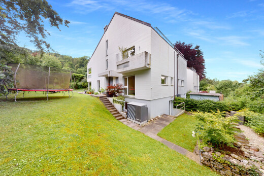 außenansicht mit trampolin, property visible, rasen, balkon, und day time